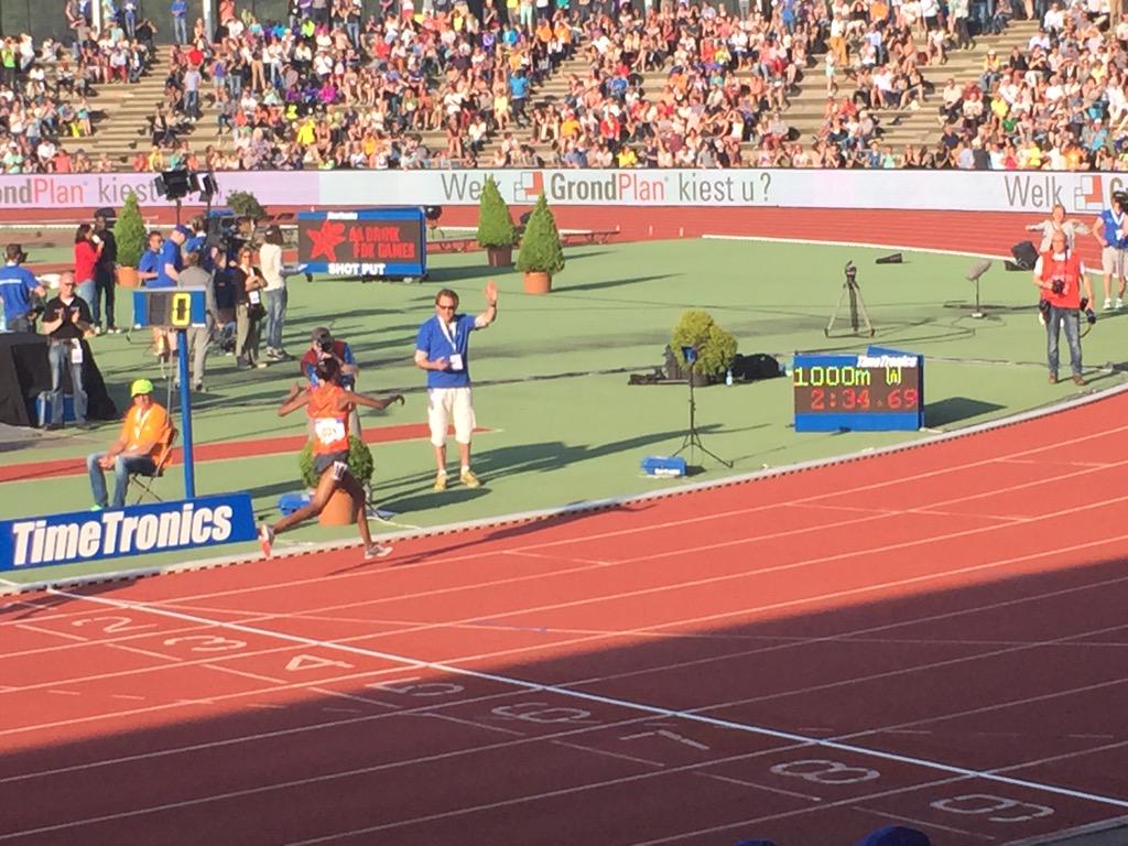 elkeklh's tweet photo. Nieuw Nederlands record! #1000m vrouwen door Sifan HASSAN @AADrinkFBKGames met @BusinessClub83 http://t.co/xHkhnyo5RO