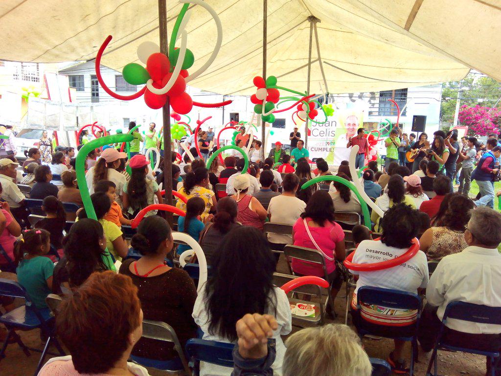 CelisAguirre's tweet photo. Gracias por recibirme vecinos de la col. Ricardo Flores Magón. #JuntosLoPodemosTodo. #TrabajandoPorLoQueMásQuieres http://t.co/vSYruX7vgB
