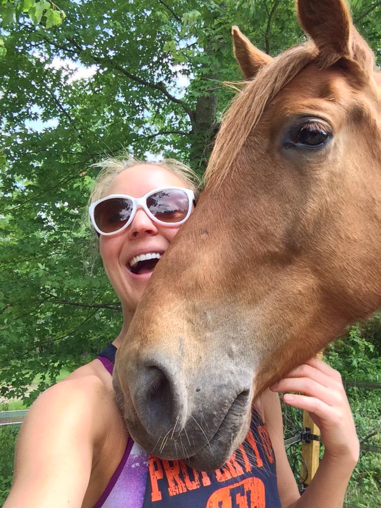 AlliAlberts's tweet photo. Like me, Red's a lover, not a fighter. #horses #necknuzzler #countrygirl http://t.co/bjPdbnfZgr