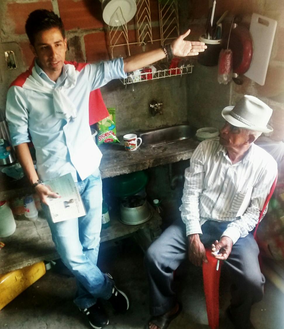 FerPulgarinC's tweet photo. @cristianrtp Nos reciben en sus hogares y nos cuentan sus preocupaciones. #CristianRestrepoAlConcejo #Creemos http://t.co/SEHXrhCBDV
