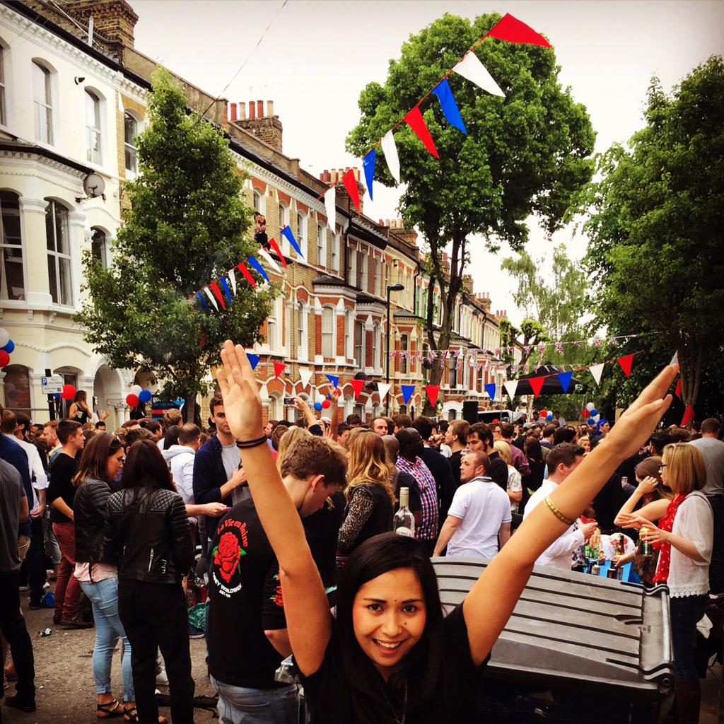 Vanessa_Budd's tweet photo. Love the random finds in #London #ClaphamStreetParty 🎉 http://t.co/FRxCElU6Sx