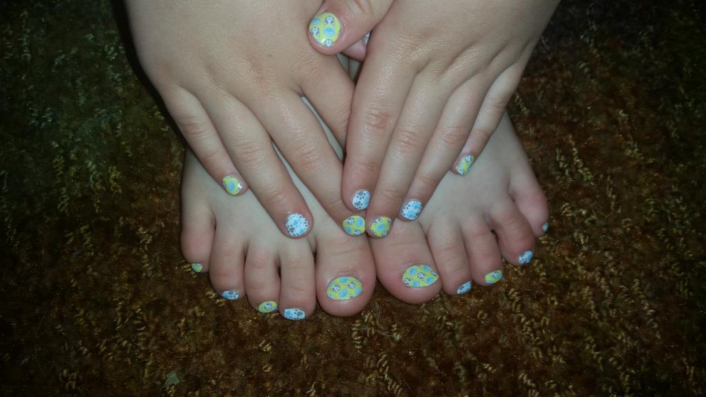 LauraJamingNail's tweet photo. http://t.co/RDYsly6Kii
#nails #raining #catsanddogs #mylittlelady #nailart #manipedi #meow #mommasgirl #herfavorite http://t.co/Snwa5JA2ZT