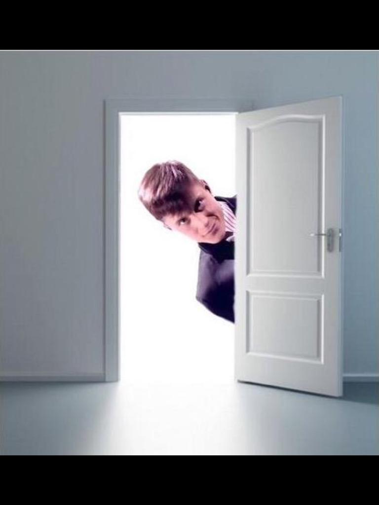 Заходит через дверь. Сериал друзья. Заходит через дверь. Кот за дверью. Человек открывает дверь.