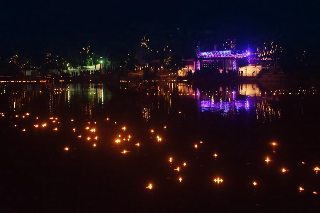 BanglaPhoto's tweet photo. Dhanmondi Lake at night, like the way you've never seen before. Photo by Russell John. http://t.co/mjcz4B8OSQ
