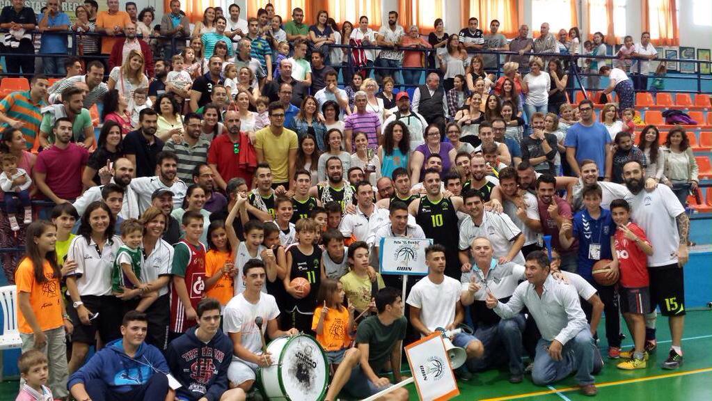 CBaloncestoCoin's tweet photo. Familia @CBaloncestoCoin http://t.co/g7idD1CTEN