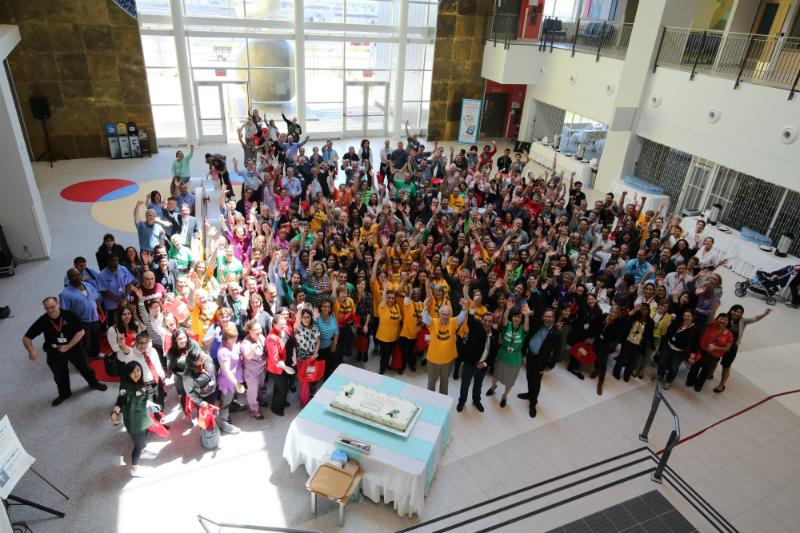 fondChildren's tweet photo. GROUP SHOT: celebrating the end of a momentous day in the new Montreal Children's Hospital atrium. #MUHC2015 http://t.co/J3NW0jy6Db