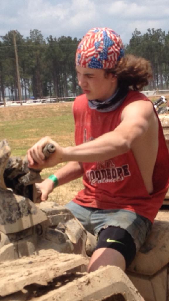 CheyenneLittle4's tweet photo. And people think I'm a city girl.... Meet my brother 🙈🙈 http://t.co/UxWzyBYLHu
