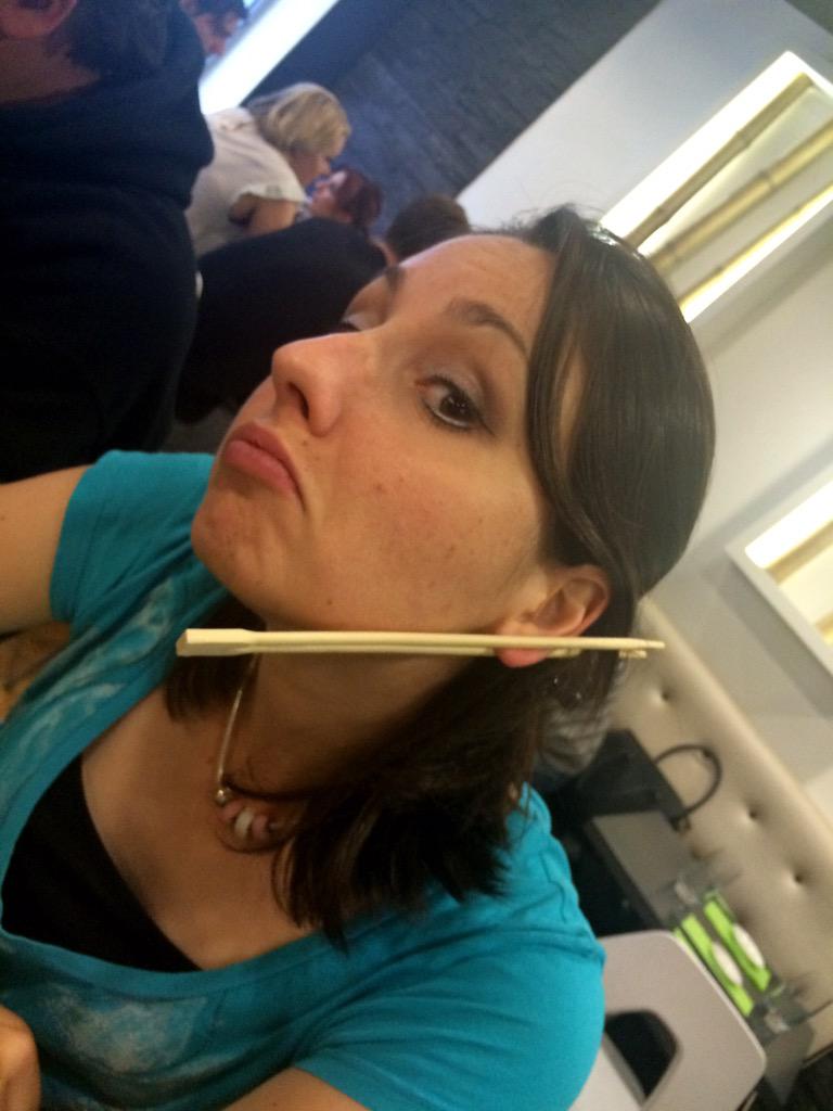 SerwanMelk's tweet photo. Dame Gaea n'a pas tout compris au concept des baguettes... - @gaeaguildenoob @Noob_la_serie http://t.co/HI50TNVNaj