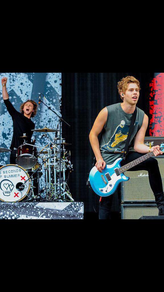 georgiaoliver_'s tweet photo. It looks like Ashton and Luke are in separate pictures that have been put together @5sos #5SOSAtBigWeekend http://t.co/C3P2ESlzWT