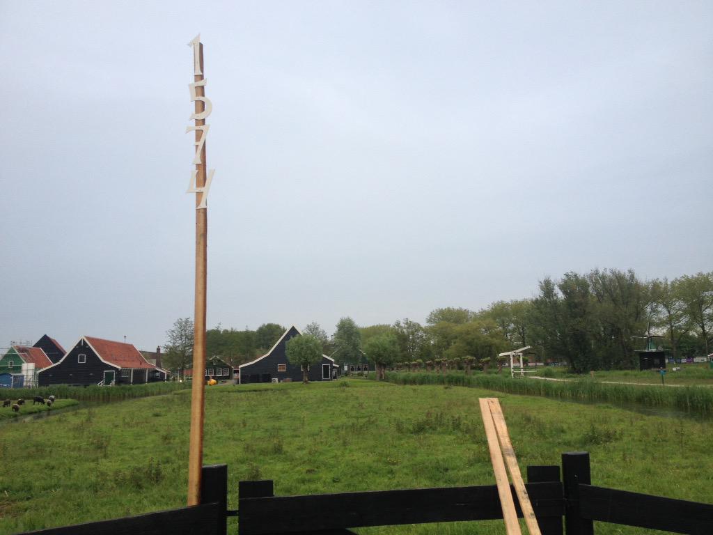 Jaartallen op de weilanden <a href="/DeZaanseSchans/">Zaanse Schans</a> aan het plaatsen voor morgen. Feestje van 10-17 uur!!