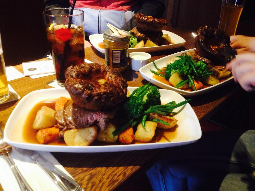 margieleyons's tweet photo. Another great Sunday roast and beers @craftbeercosw4 @thecraftbeerco this time beef. We Will be back! #magicsundays http://t.co/8vYkfkyVqn