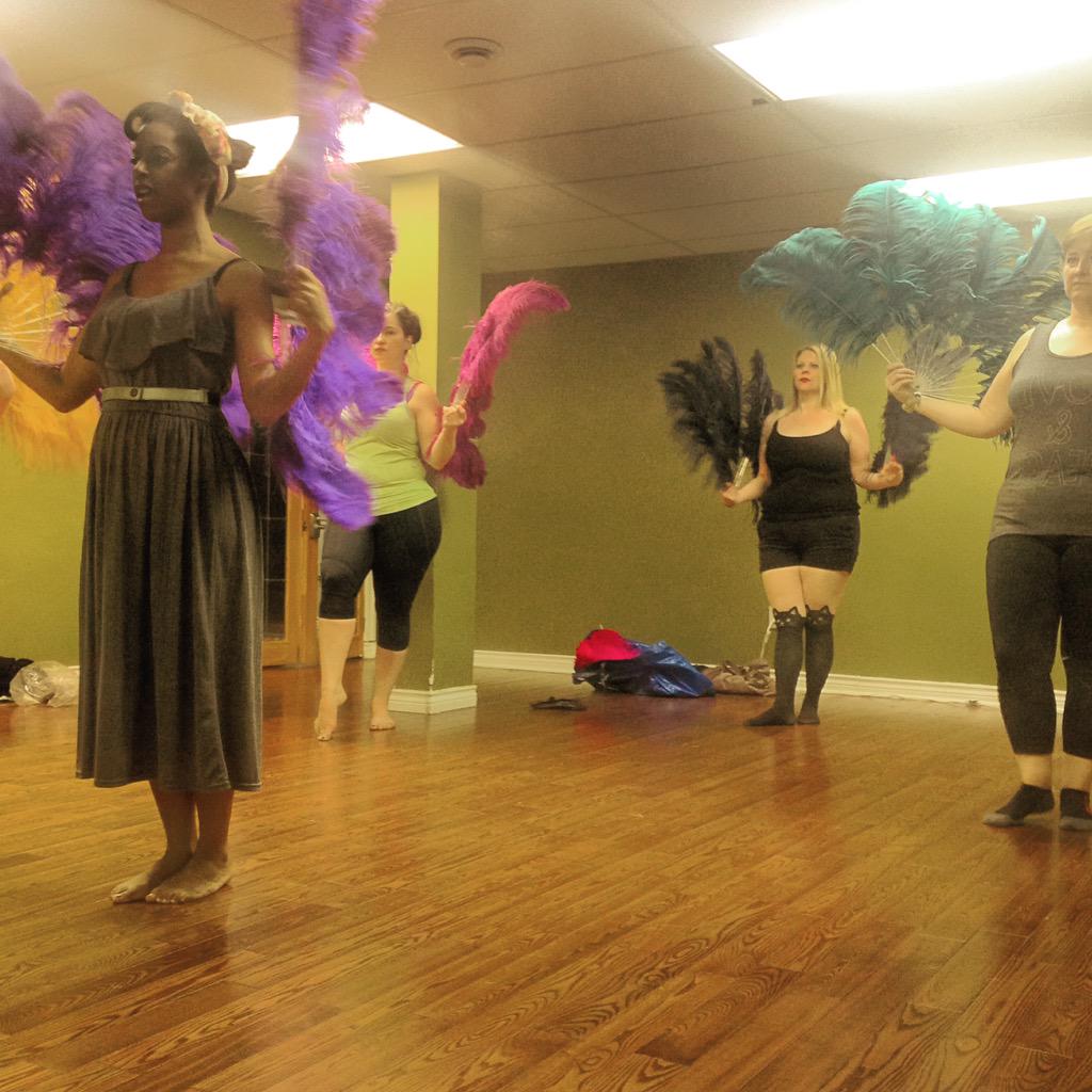 TBTCollective's tweet photo. @coco_framboise shows how to make shapes in "Feather Fans" #TalkAndTease http://t.co/gLUs0ziRun