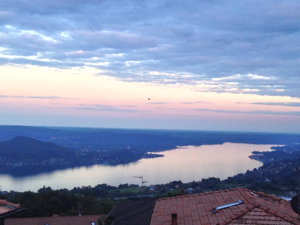 Sera di maggio a #Fosseno #Vergante #Insubria ,sullo sfondo le prime luci di Milano. Tornare uniti x vincere