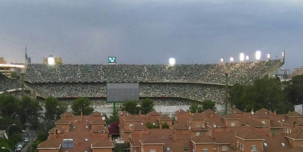 SilkenAlAndalus's tweet photo. Vistas de la afición del @RealBetis en el Benito Villamarín desde la suite de nuestro #hotel http://t.co/hnAEREK3iJ