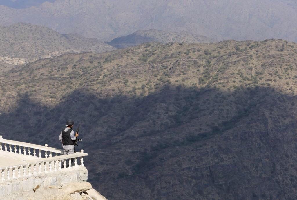 اخي الغالي الجندي على كل حدّ .. جميعنا نفخر بكم ونثمن تضحياتكم في برد وحر وخطر.. الله ينصركم يا ابطال ويرحم شهدائكم