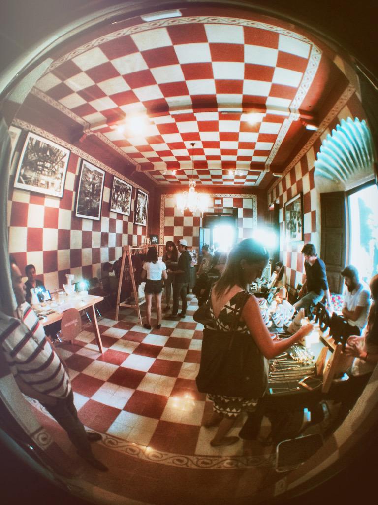 ArmandoLimon's tweet photo. Parada en @indigente_mx #DiseñoMexicano. Por supuesto que salgo con algo de @paswato_paswato http://t.co/zMCwrqVOyF