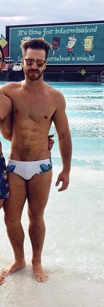 lockoirdaily's tweet photo. Sun-kissed skin so hot he'll melts your Popsicle🎶 http://t.co/E7GJjfhA3i