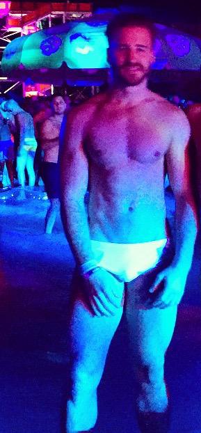 lockoirdaily's tweet photo. Sun-kissed skin so hot he'll melts your Popsicle🎶 http://t.co/E7GJjfhA3i