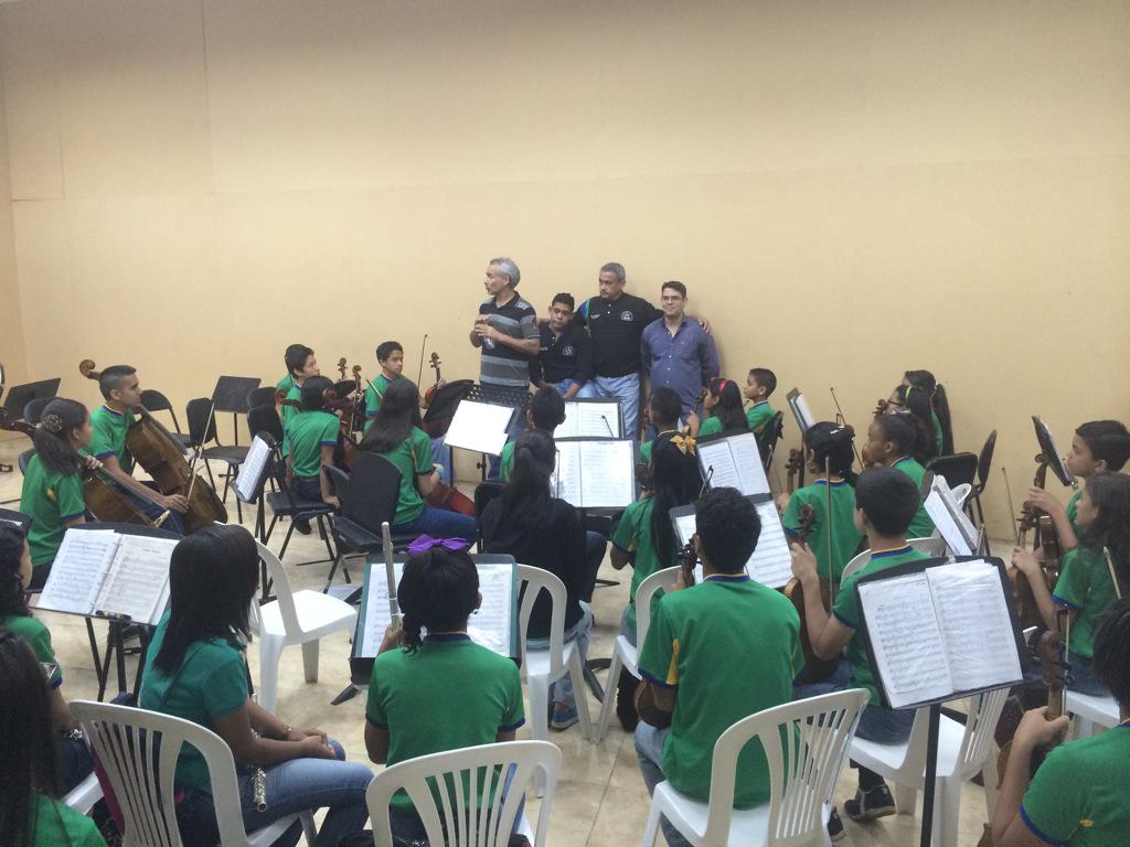 elsistemacbl's tweet photo. Visita de @elsistema a nuestra sede #OSJCBL #OSICBL #OSPICBL GRACIAS Mtro @ElSistemaabreu @rangelgomez tocaryluchar http://t.co/UXr5ZPYbtU