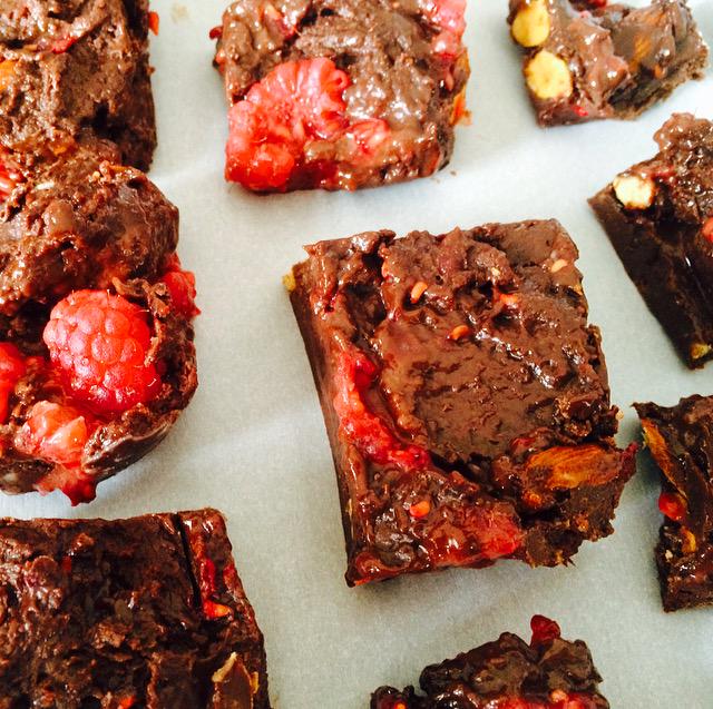 allihagendorf's tweet photo. Behold my fresh raspberry, roasted almond, sea salt chocolate fudge, the latest from my #FudgeFantasy. #FitToFeast http://t.co/itl3Xq3QtG