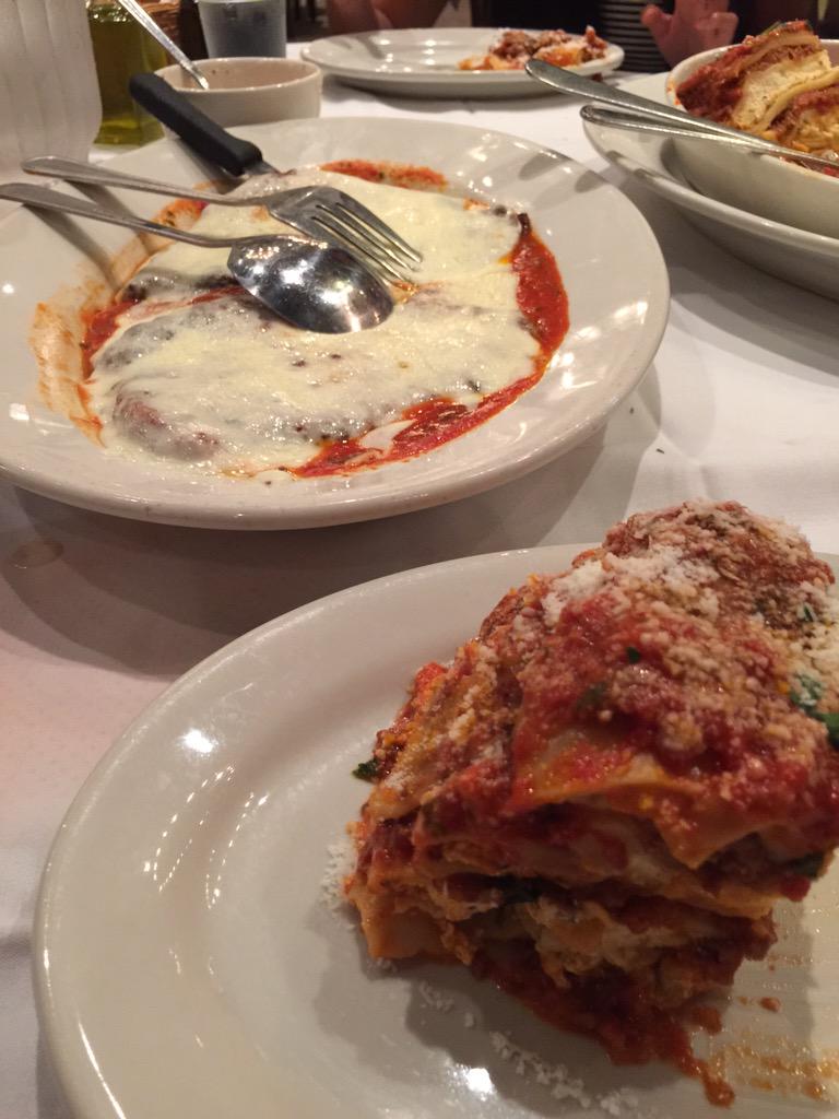 00EvanMichael's tweet photo. A #HappyBirthday feast of #ItalianFamilyStyle deliciousness 4 @rebecca_lauren at @CarminesNYC🍴🍝🍷#ChickenParm #Lasagna http://t.co/SQH8NBULaO