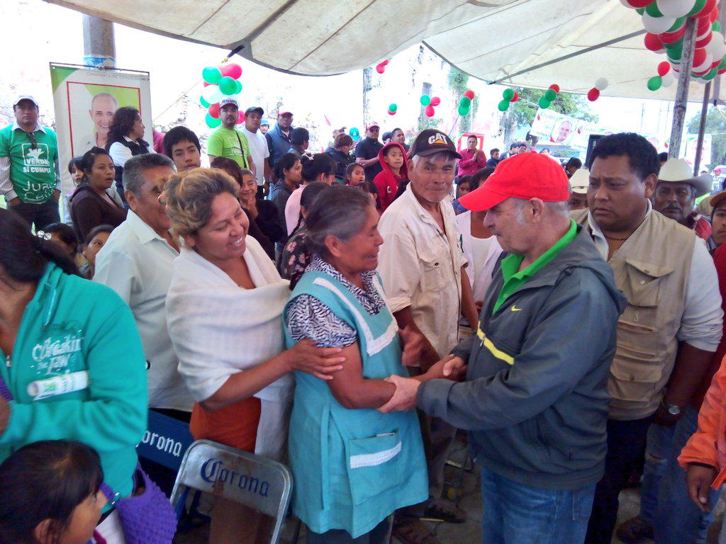 CelisAguirre's tweet photo. Vecinos de Sto. Domingo Atoyatempan, trabajaré arduamente para que el Distrito 13 sea la vanguardia de nuestro Estado http://t.co/ETOLFB1ZB7