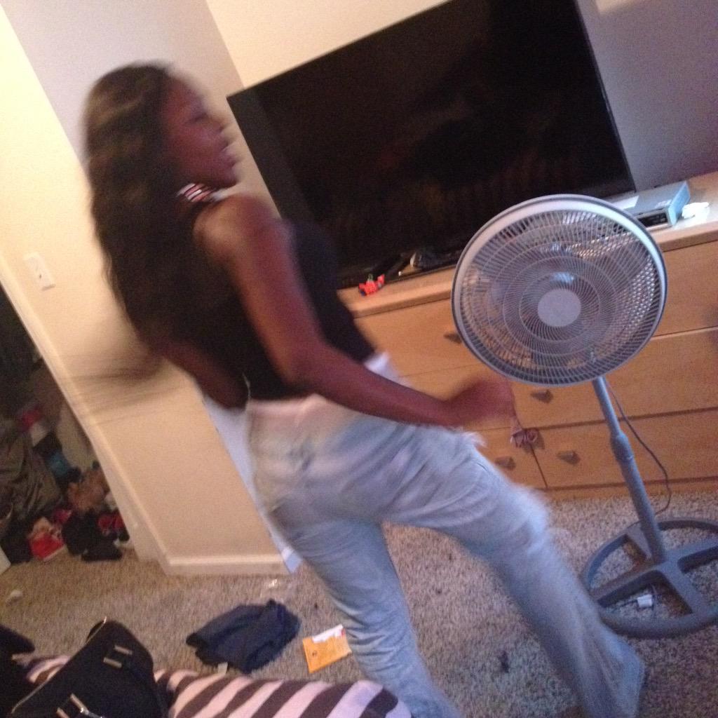 Dijahkearse's tweet photo. Girl 👭 friendd was dancing http://t.co/wtBweQBWck