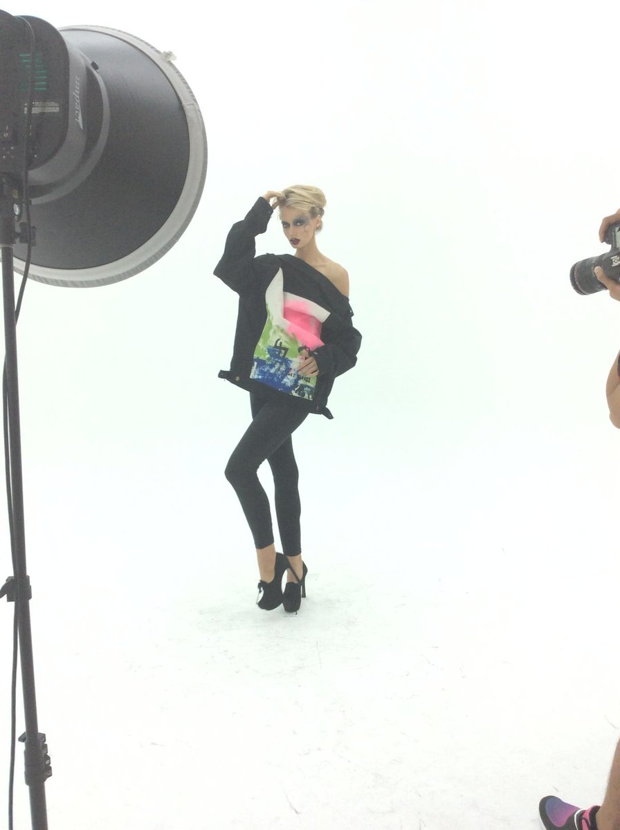 ARTSYMAGAZINE's tweet image. #onset @KIDSUPER x @makeupronyc. #majormodels #artsymagazine 🎈