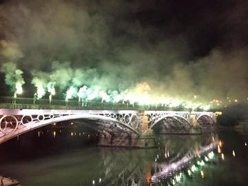 eldesmarque_rbb's tweet photo. El Puente de Triana se tiñó de verdiblanco. ¡Espectacular estampa tras el ascenso del #Betis! http://t.co/0VUiXVXCJe http://t.co/xAwH4aJ7yN