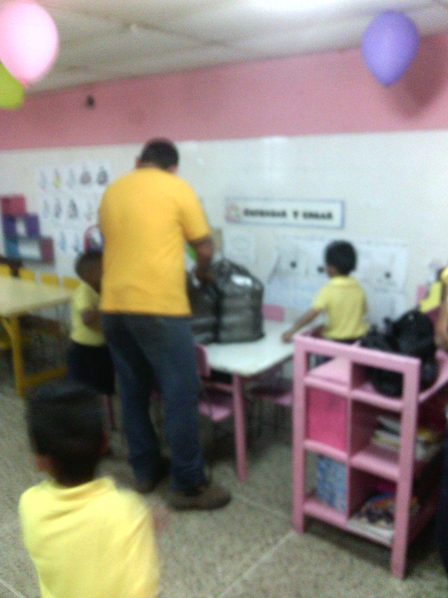 Catatumbo's tweet photo. Donacion de ALmuerzos en el J.I "Alonso de Ojeda" de Maracaibo por parte del Batallon Catatumbo el 05/05/2015 http://t.co/C4jye682MD