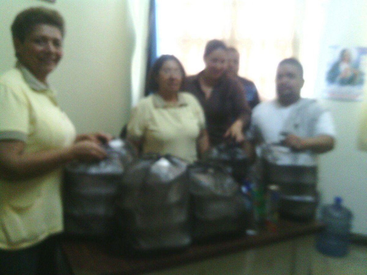 Catatumbo's tweet photo. siguiendo con la donacion de almuerzos,ahora a niños de 1er grado de la E.N "Pinchincha" en San Francisco 06/05/15 http://t.co/GiTAZDNt1o