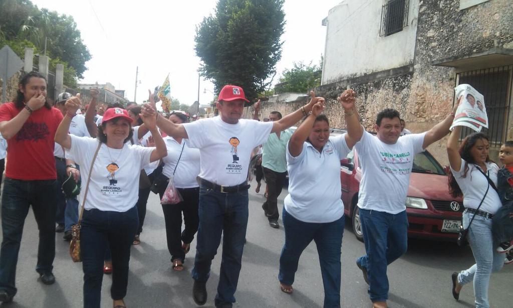rubencarrillo_s's tweet photo. Hoy visité a los amigos del mercado municipal, a quienes les dimos a conocer nuestras propuestas de trabajo por Muna http://t.co/ZTZOe3WNLi
