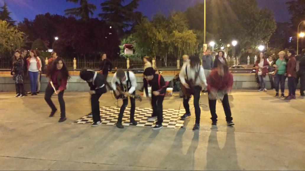 doctoresimpro's tweet photo. Sorpresón maravilloso: final del #FESTIM015 con @AlTranTranImpro y @Swingdigentes en la puerta de @TeatrosCanal . http://t.co/YB3jqNQmHS