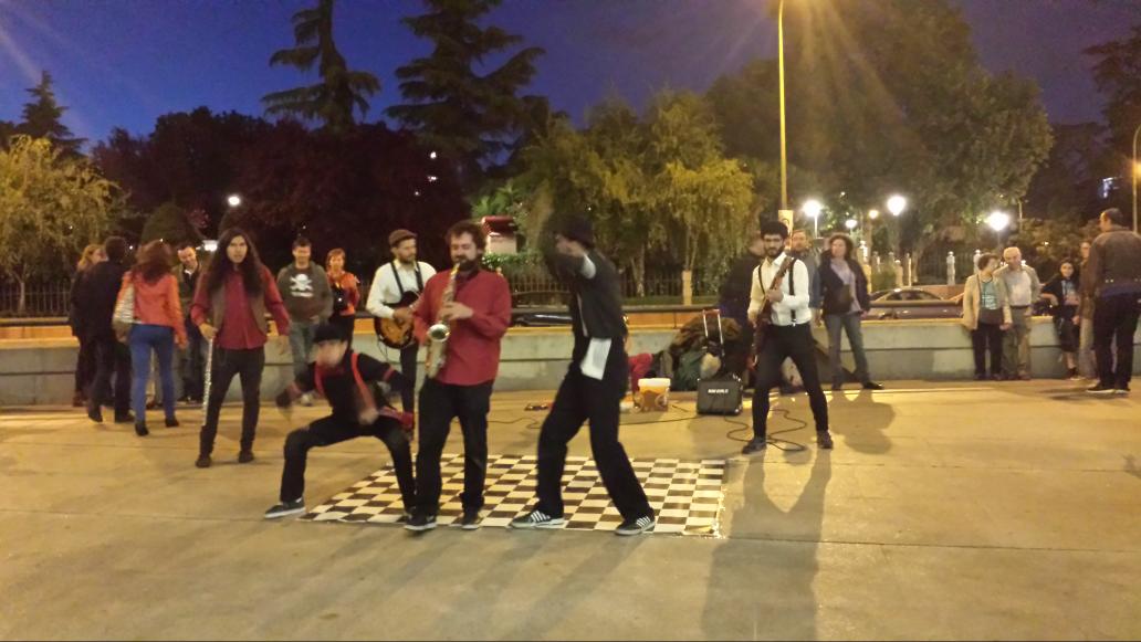 doctoresimpro's tweet photo. Sorpresón maravilloso: final del #FESTIM015 con @AlTranTranImpro y @Swingdigentes en la puerta de @TeatrosCanal . http://t.co/YB3jqNQmHS