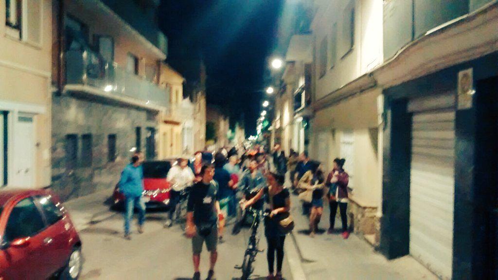 Paupany's tweet photo. Baixem en manifestació a l'Ajuntament! Es confirmen 4 regidores i segona força de @cridapremianenc. #PdM24M http://t.co/D9zyUyuzBL