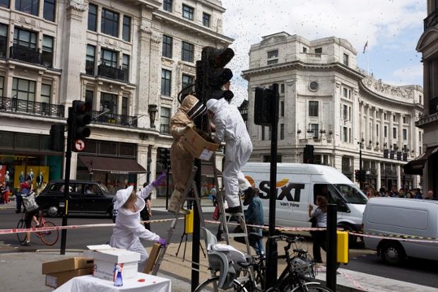 Yes, bad beekeeping is to blame for unwanted urban swarms by <a href="/AlisonBenjamin1/">Alison Benjamin</a> of <a href="/Guardian/">The Guardian</a> buff.ly/1B15HxT