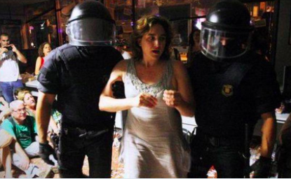 EigerSolo's tweet photo. ADA COLAU, de ser detenida por la policía a dirigirla!!! ja ja ja ja SI SE PUEDE http://t.co/FE1HW4v4To