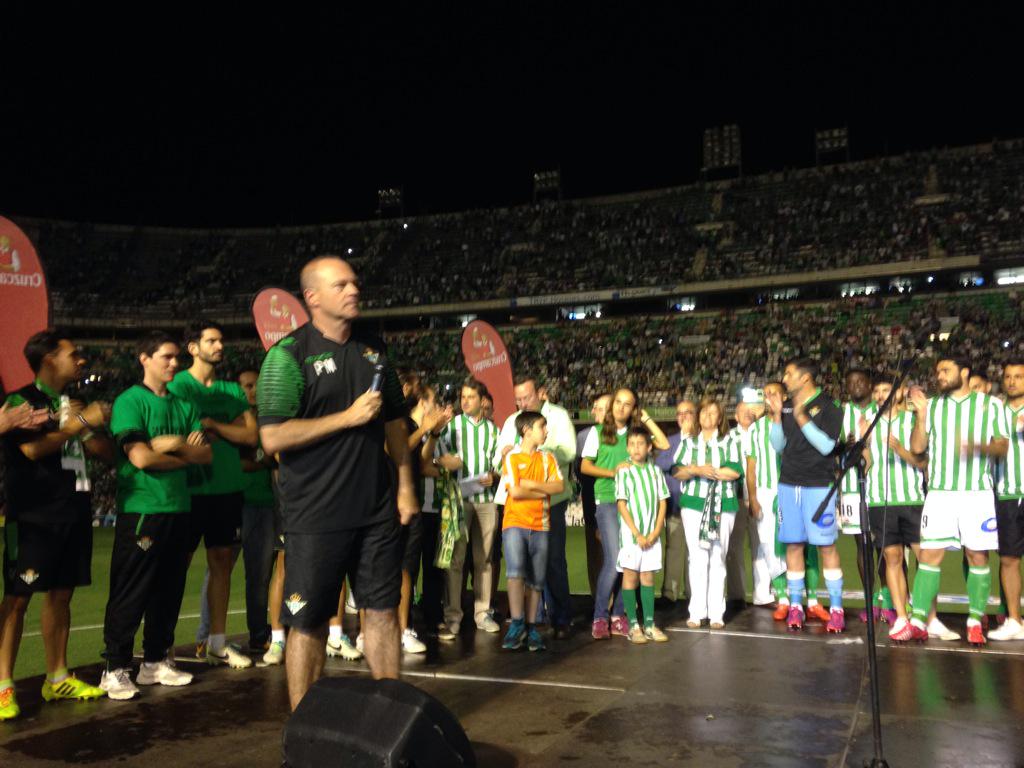 RealBetis's tweet photo. Pepe Mel agradece a Merino su paso por el primer equipo http://t.co/WKI0iVg4l5