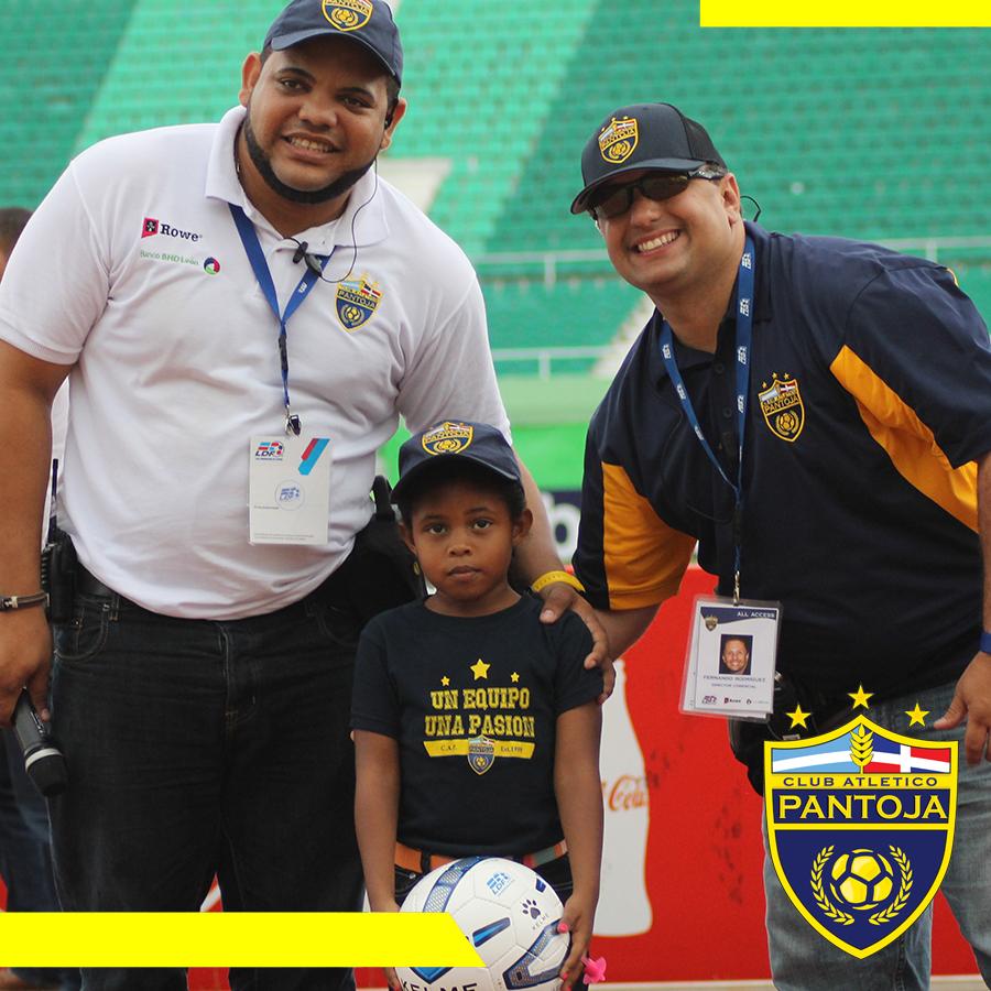 atleticopantoja's tweet photo. Felicidades a la pequeña Ashley Esther el #FCPantoja le reconoce con balon oficial de la #CAPCFC #SomosPantoja http://t.co/Gd14HbMCkg