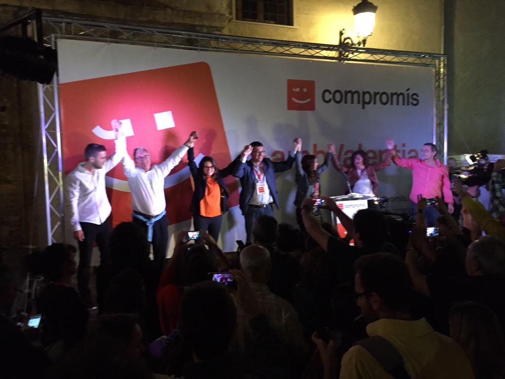 compromis's tweet photo. Comença la festa del canvi valencià a la Plaça del Pilar de València @monicaoltra Presidenta @joanribo Alcalde! http://t.co/IC44qKTX5S
