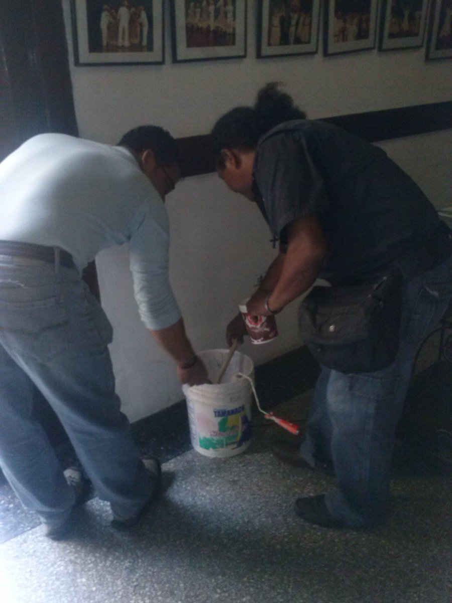 ATENEOdeMARACAY's tweet image. Equipo del @ATENEOdeMARACAY retocando con pintura los espacios del #FOYER DEL #TAM, #CONSERVANDO @TareckPSUV