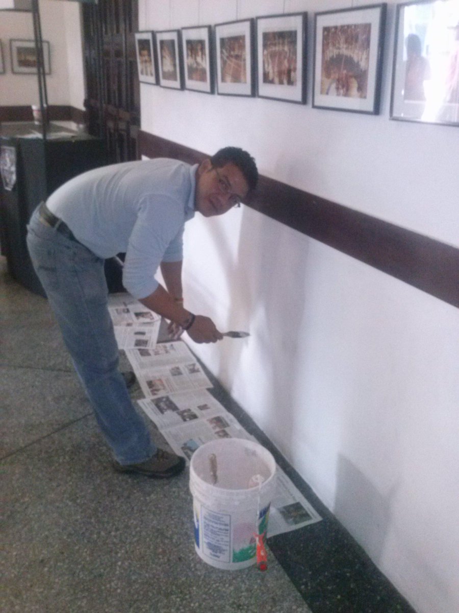ATENEOdeMARACAY's tweet image. Equipo del @ATENEOdeMARACAY retocando con pintura los espacios del #FOYER DEL #TAM, #CONSERVANDO @TareckPSUV