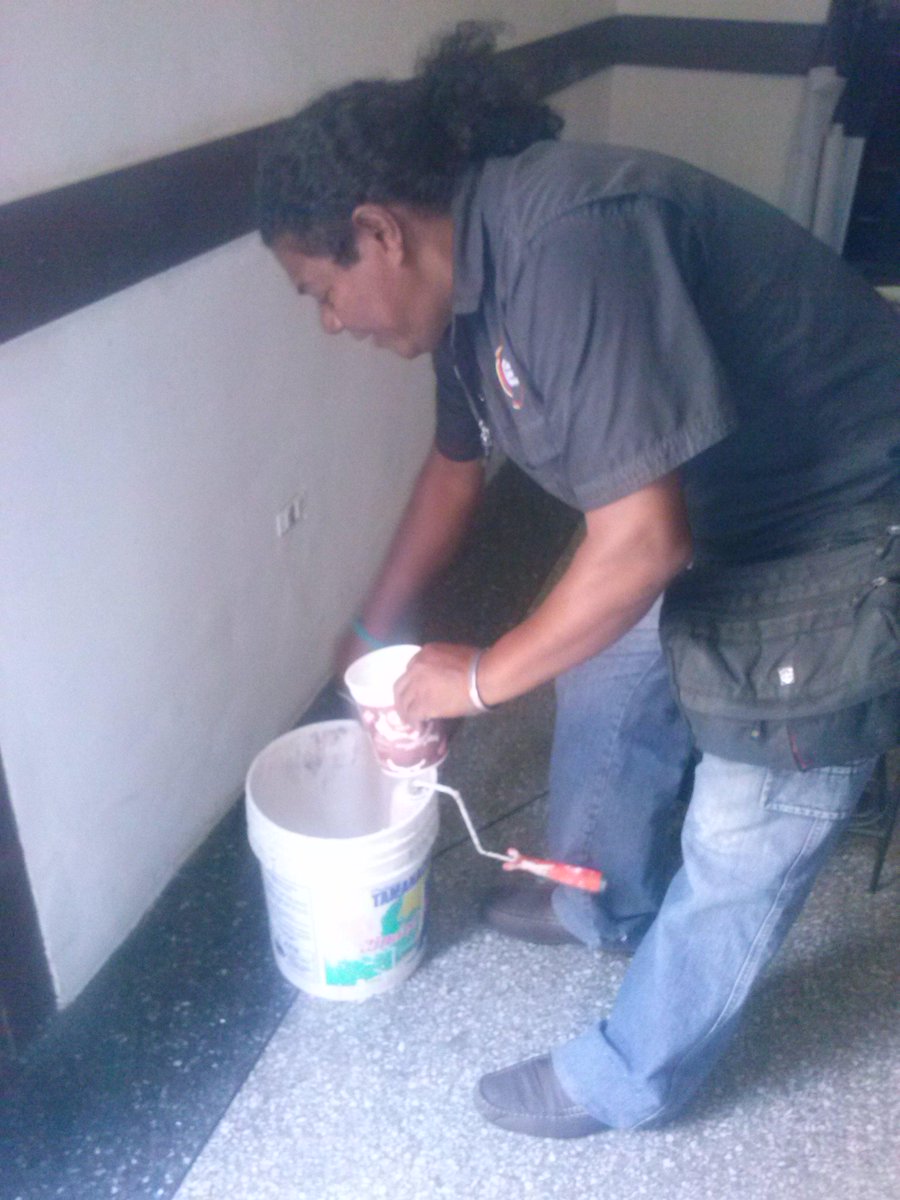ATENEOdeMARACAY's tweet image. Equipo del @ATENEOdeMARACAY retocando con pintura los espacios del #FOYER DEL #TAM, #CONSERVANDO @TareckPSUV