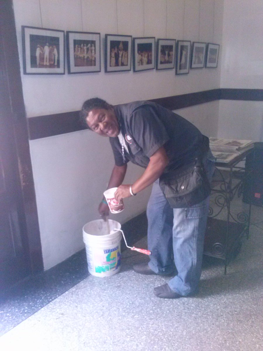 ATENEOdeMARACAY's tweet image. Equipo del @ATENEOdeMARACAY retocando con pintura los espacios del #FOYER DEL #TAM, #CONSERVANDO @TareckPSUV