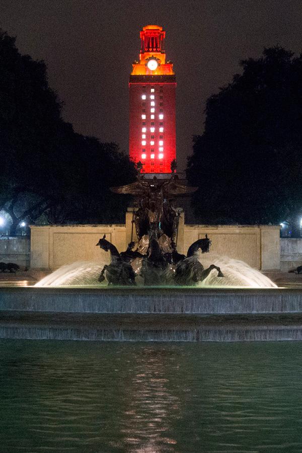 UTAustin's tweet image. The #UTTower lit for the Class of 2015. See images of grads and families celebrating: ow.ly/Nn1Qv #UTgrad
