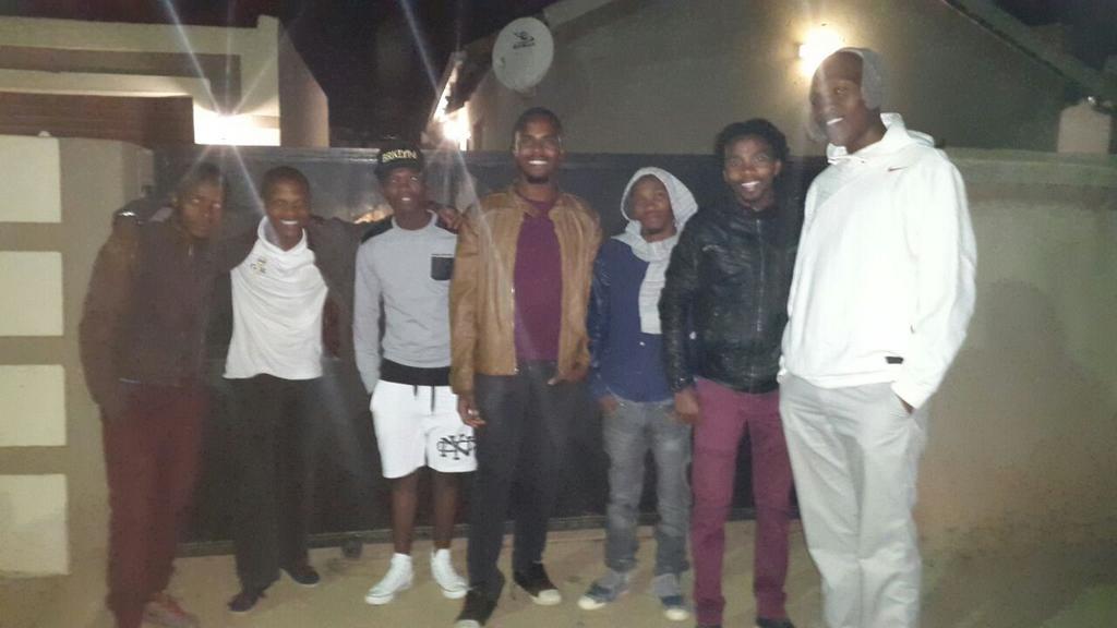 LMokale's tweet photo. Sunday late chilling with my homies http://t.co/uzhOENuyTN