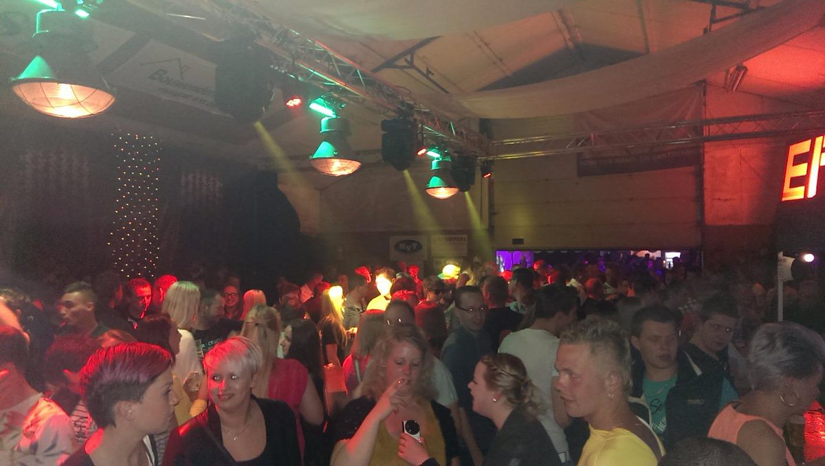 FirmaEPC's tweet photo. Weer een mooi feestje @FirmaEPC met @feestbandsolidair http://t.co/Qhr9VYP90N