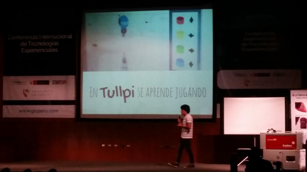 Ronny_Isla's tweet photo. Adolfo Valdivieso @adolfovaldi, ganador del #GICPERU 2015, explica en qué consiste su proyecto educativo #Tullpi http://t.co/icsdEeUZ5g