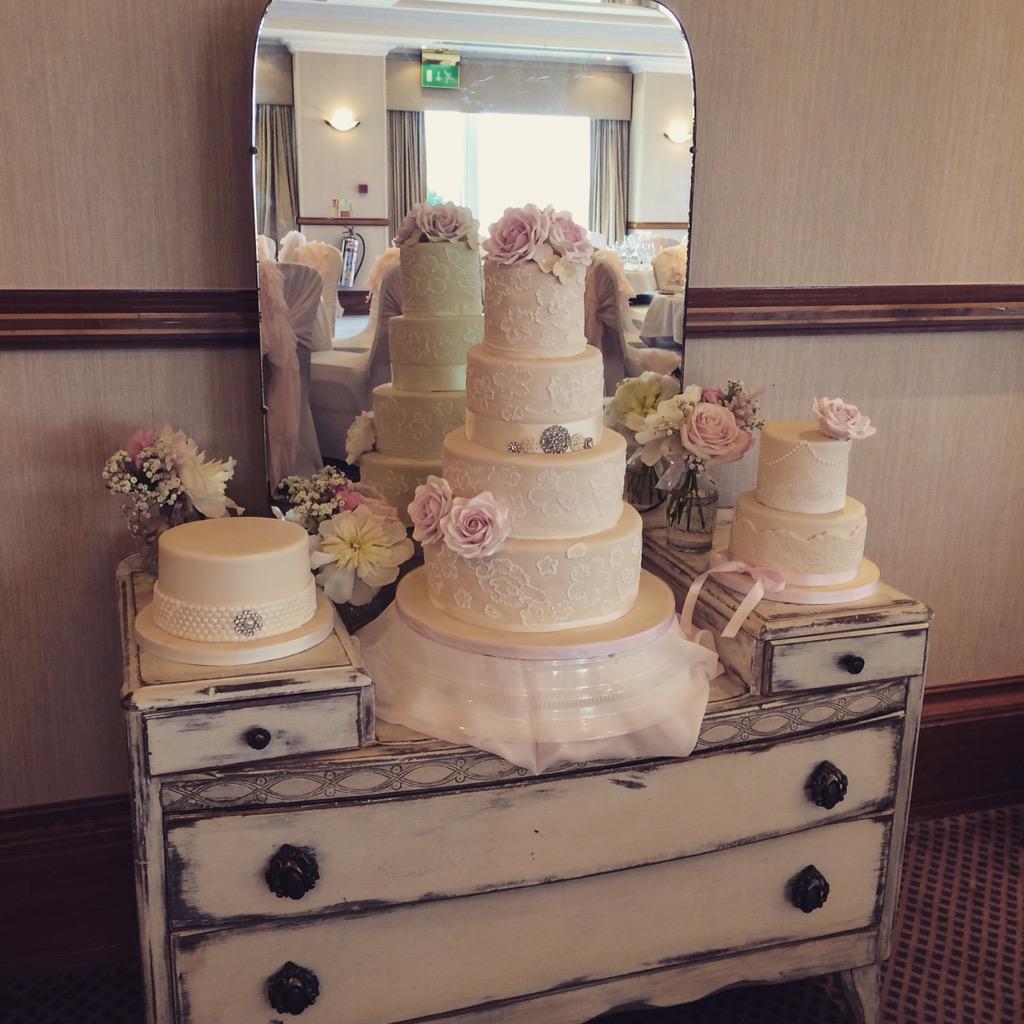 BarbieXGem's tweet photo. “@pamcakesofcov: Saturday's Wedding set up at @BWWindmillHotel xx http://t.co/N9Wvcl28ln” thank u so much pam 😍