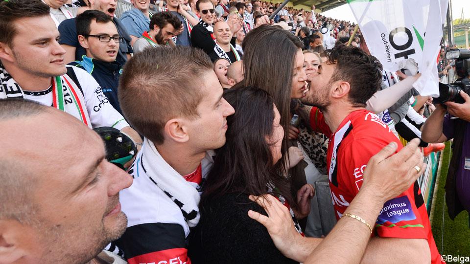 Kostovski kisses his girlfriend to celebrate the goal; photo: Belga